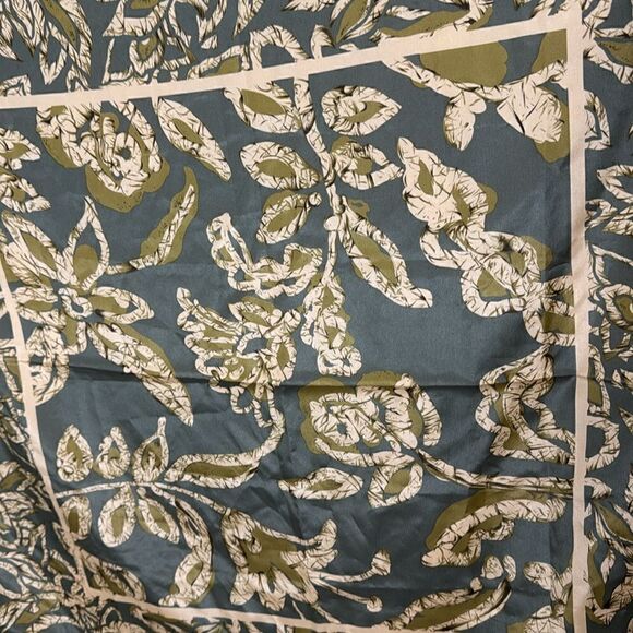Oscar de la Renta Scarf. - Picture 3 of 8